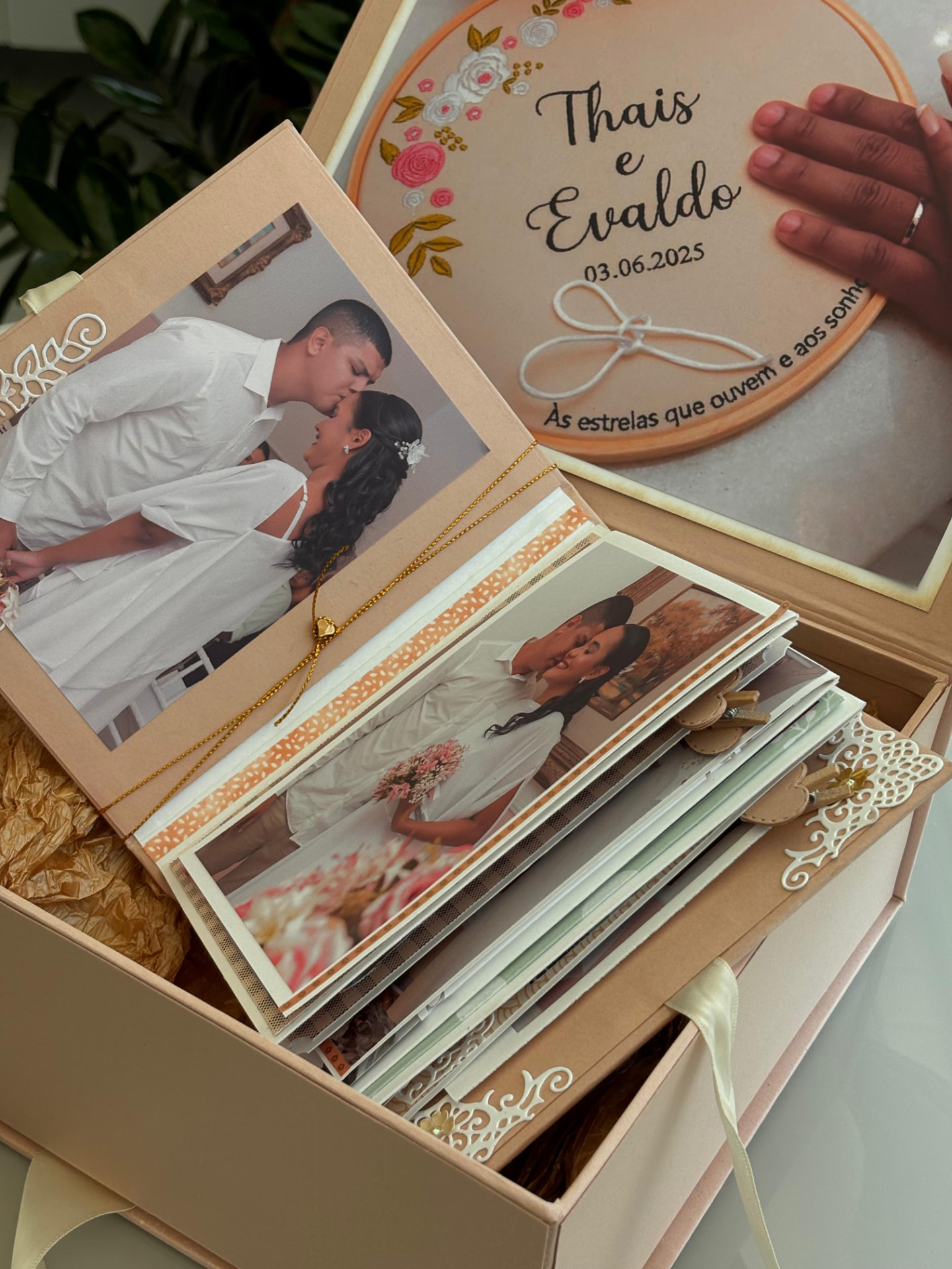 Páginas do álbum com retratos do casal e elementos decorativos
