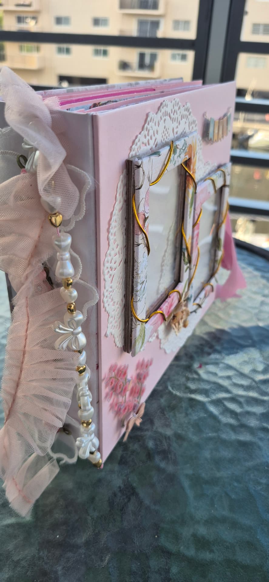 Álbum rosa decorado com guardanapo de papel renda e arame dourado