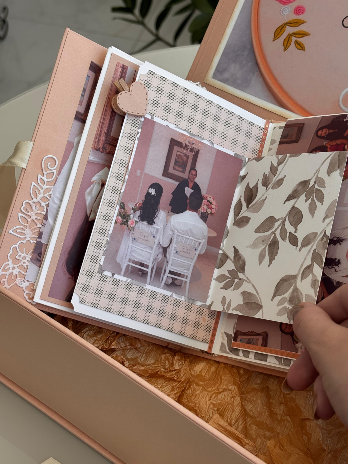 Páginas de álbum de casamento com fotos do casal e detalhes decorativos