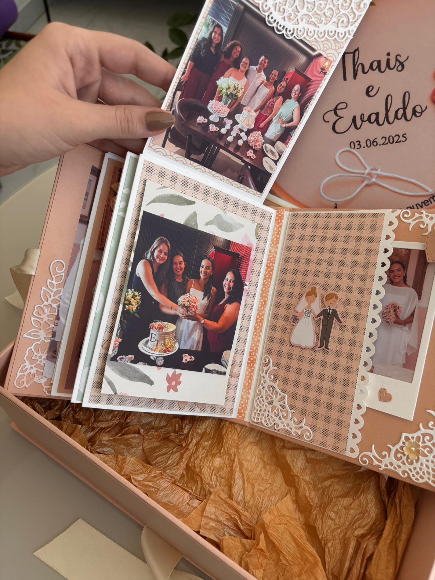 Páginas internas de álbum de recortes com fotos de celebração e decorações delicadas