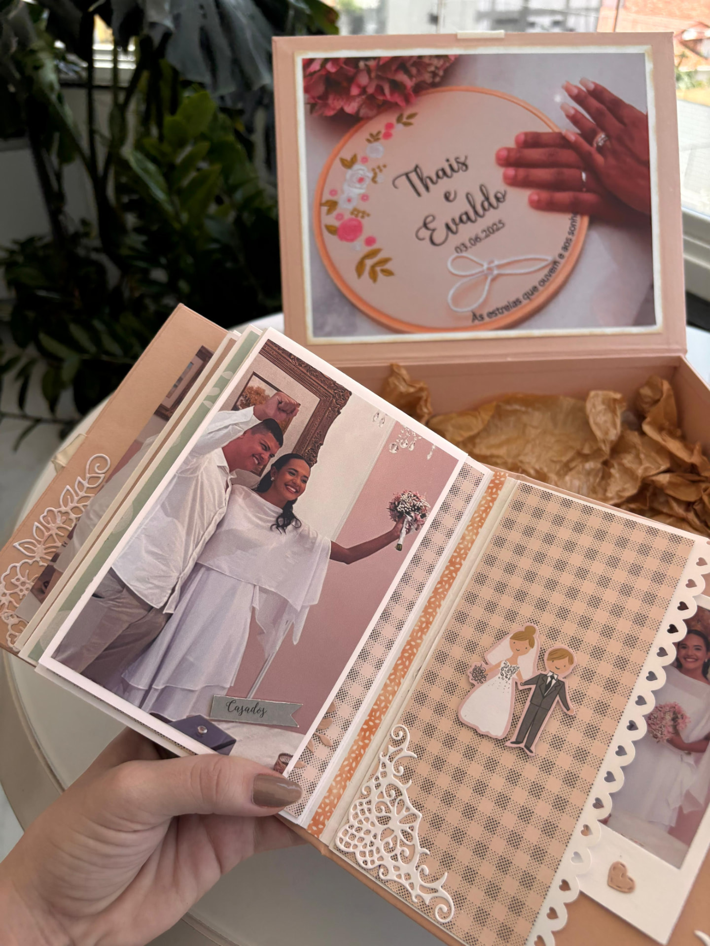 Caixa de presente aberta com álbum decorado e foto personalizada na tampa interna