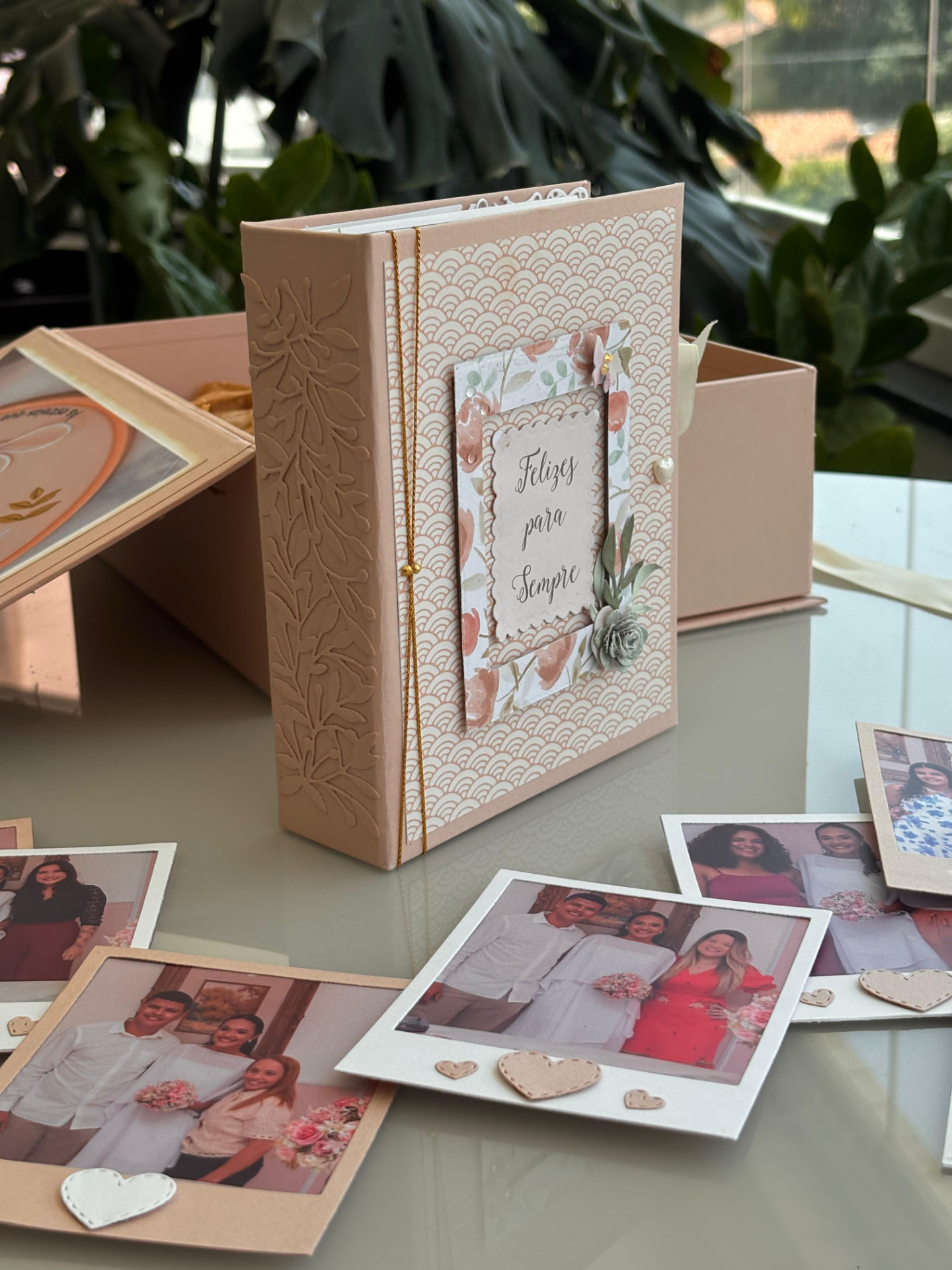 Álbum artesanal rosado com a frase Felizes para Sempre e fotografias de casamento