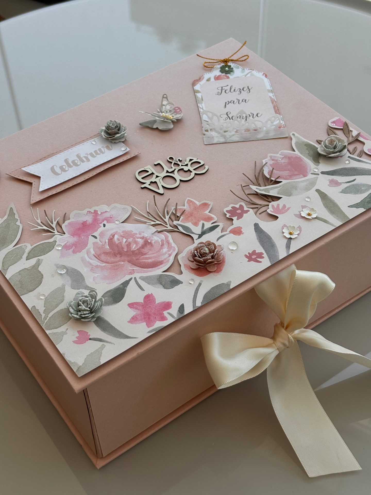 Caixa de presente rosa decorada com apliques florais, laço de fita e mensagens românticas