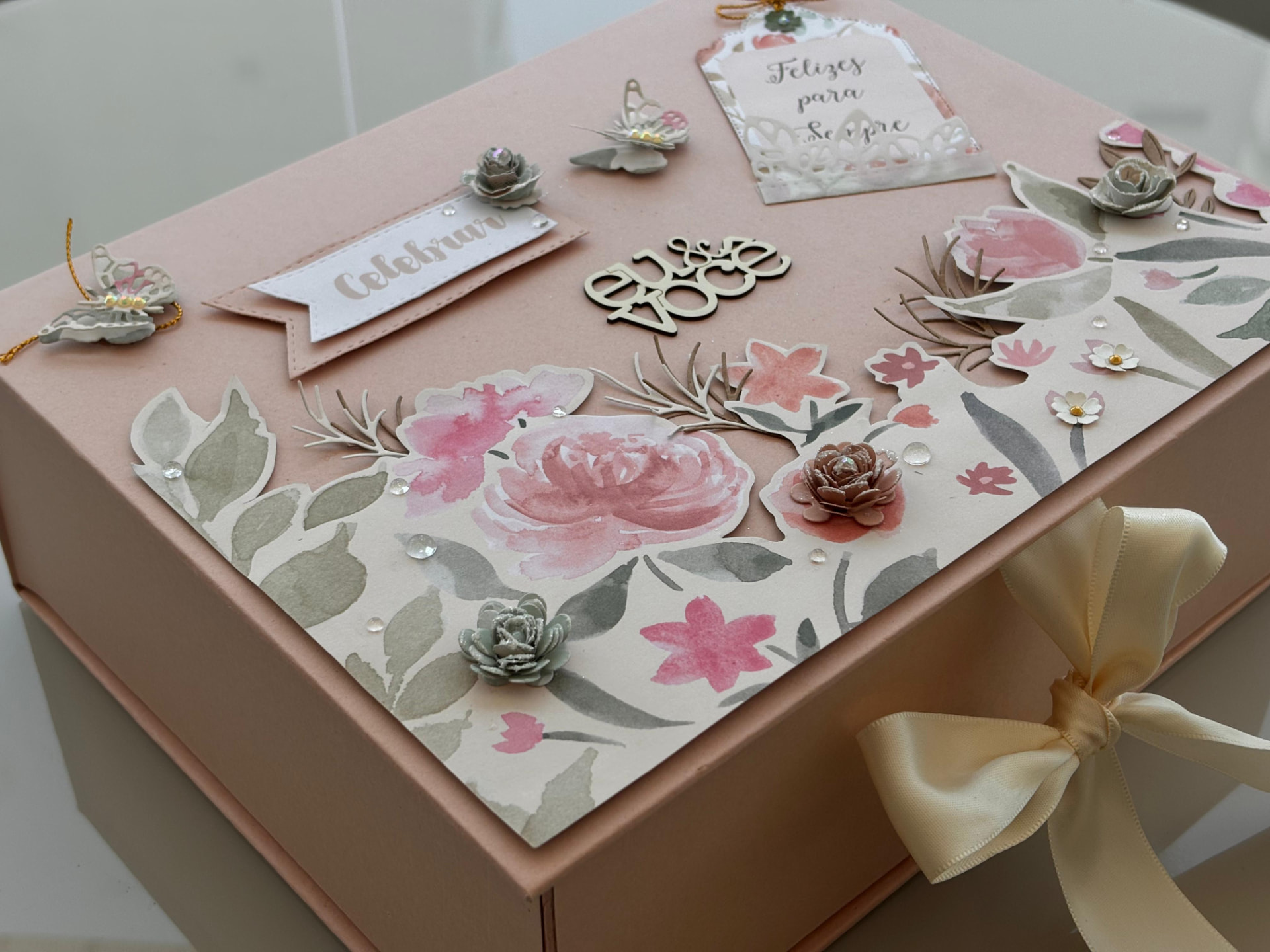 Caixa decorada com laço de fita creme e flores de papel