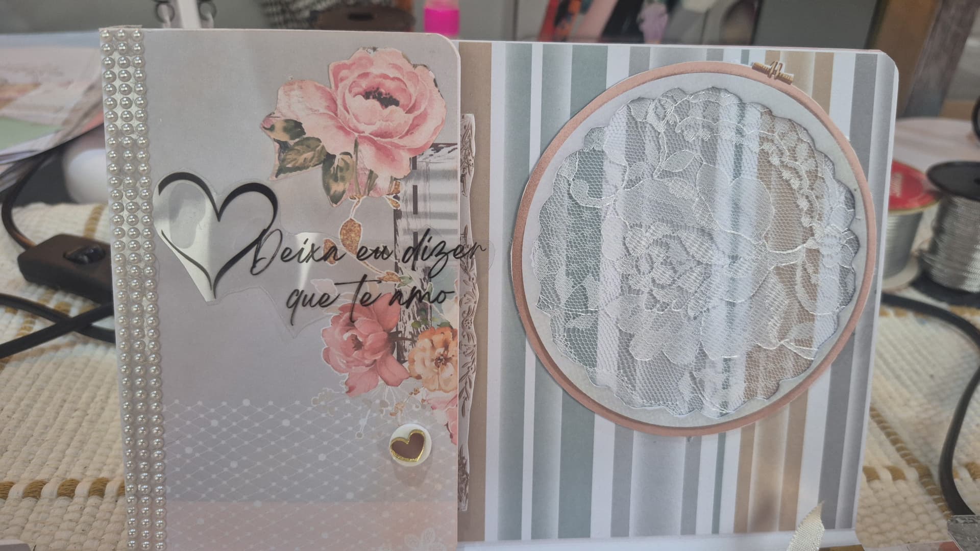 Página de álbum com estilo romântico, flores, detalhes em renda e a frase Deixa eu dizer que te amo