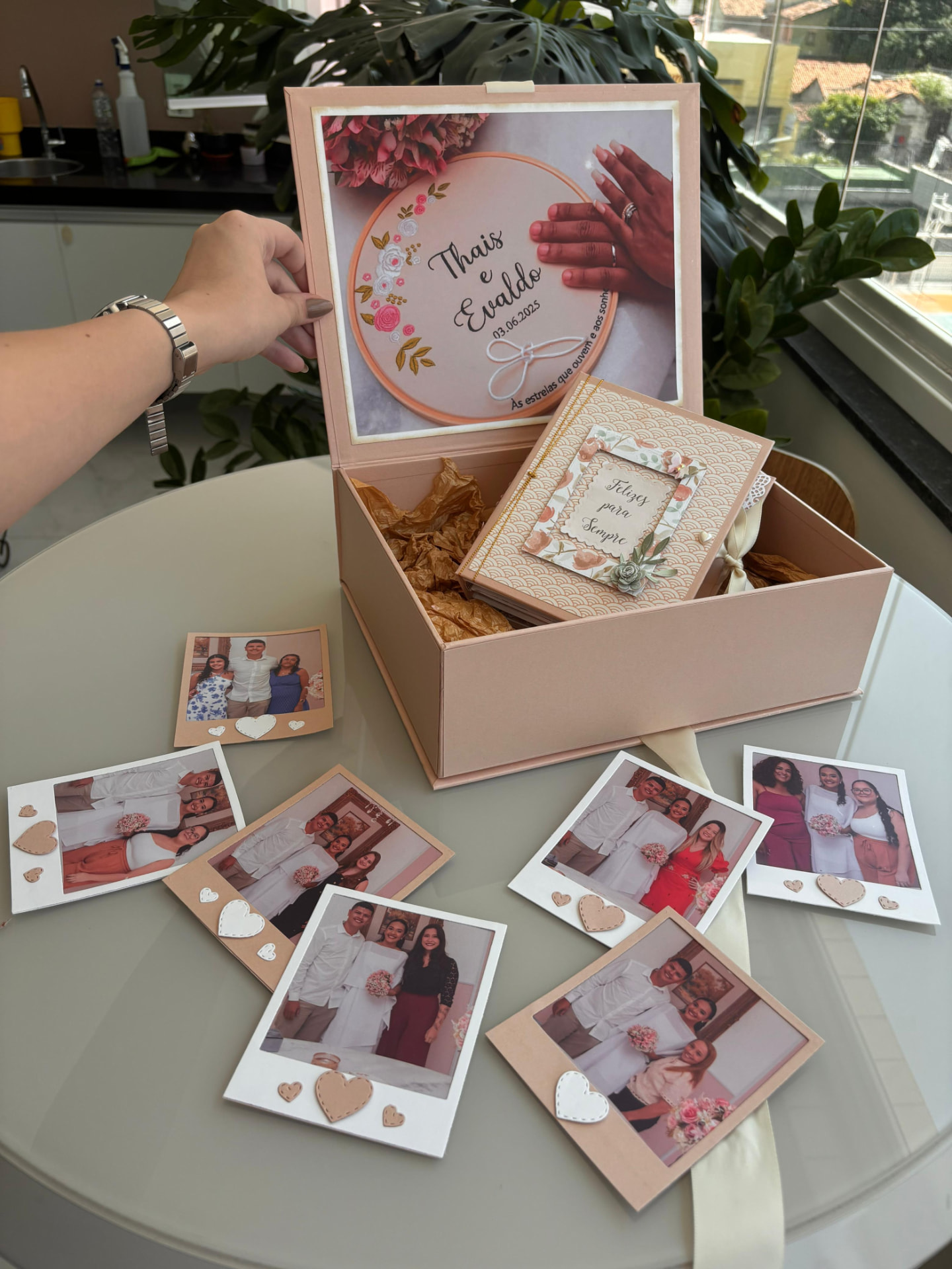 Caixa de presente rosa com bordado Thais e Evaldo e fotos polaroid