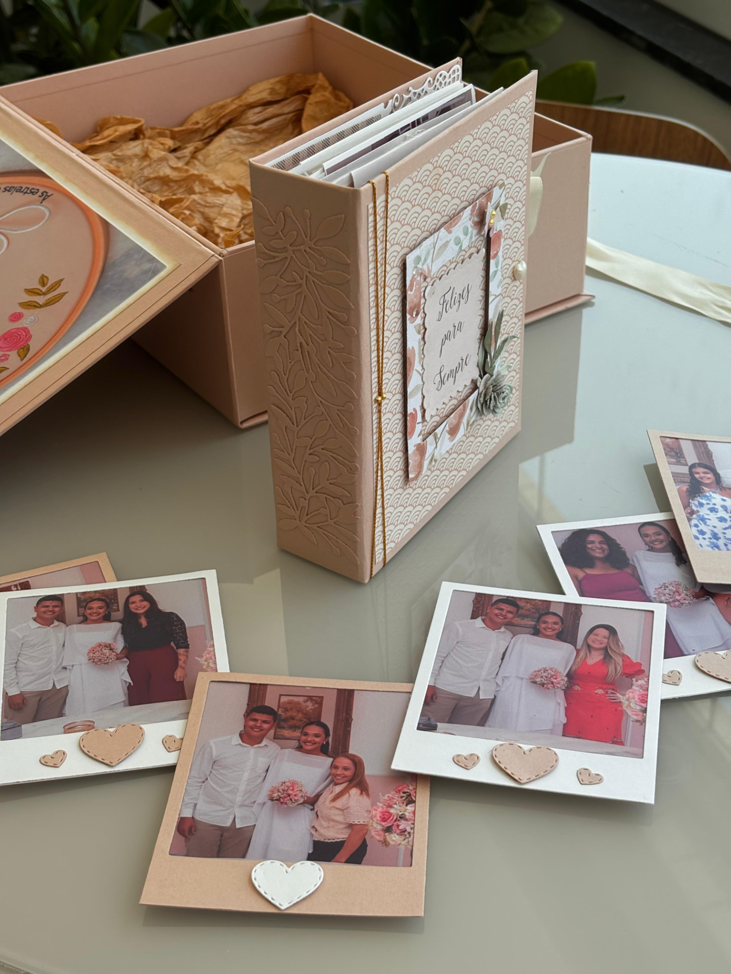 Conjunto com caixa, álbum personalizado e fotos soltas em estilo polaroid