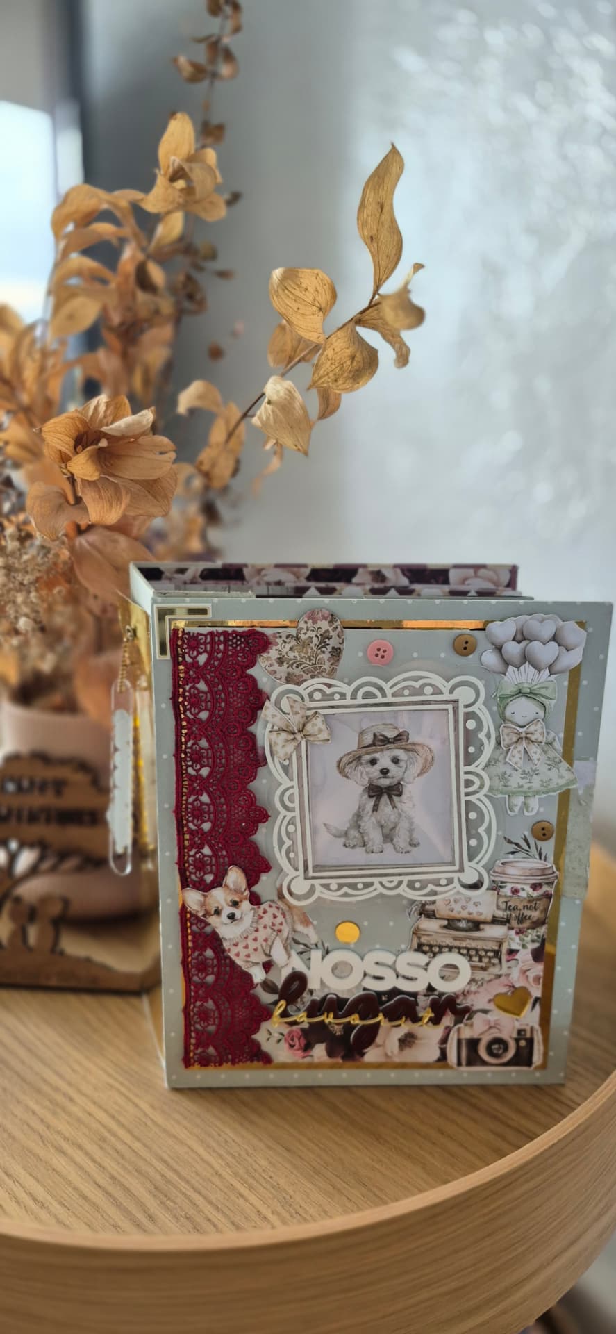 Mini álbum artesanal com foto de um cachorro, detalhe em renda bordô e o texto Nosso lugar favorito