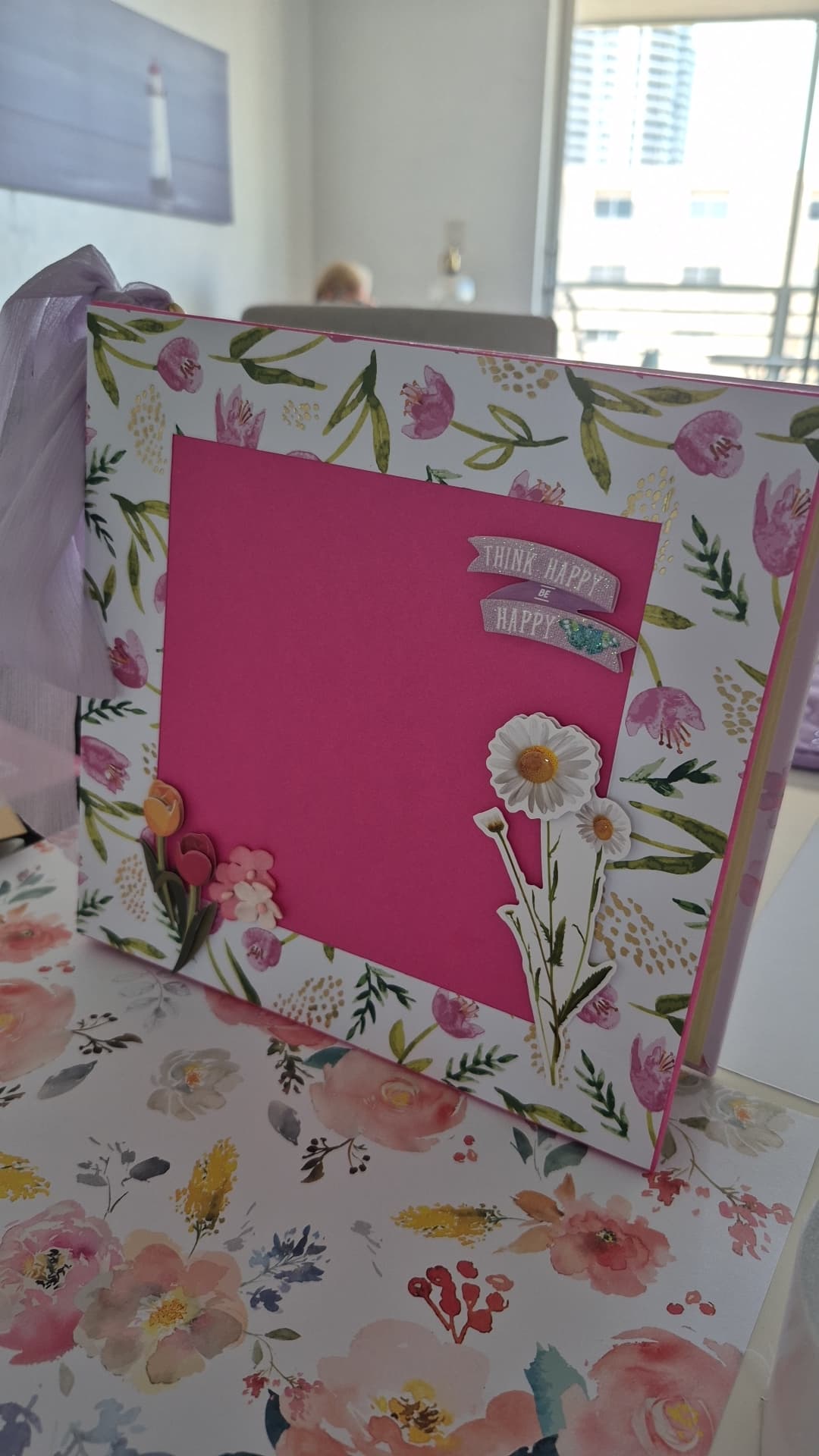 Página de scrapbook decorada com flores, centro rosa vibrante e a frase motivacional Think Happy Be Happy